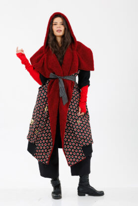Capa MATHILDE CASSIE din tricot auriu cu gluga. Materiale naturale, design unicat, cu broderie si aplicatii handmade