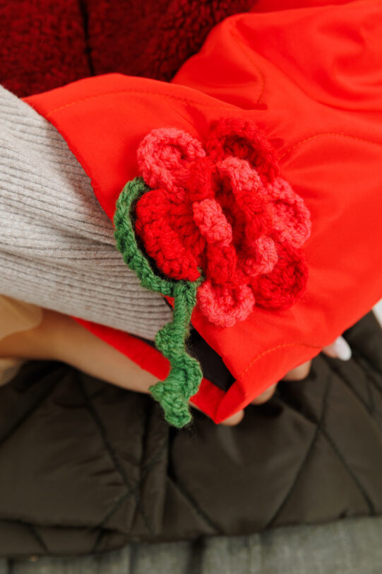 Jacheta MATHILDE MARA kaki si rosu cu rever din blanita. Materiale naturale, design unicat, cu broderie si aplicatii handmade