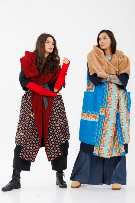 MANUSI lungi MATHILDE DIN JERSE rosu cu un deget. Materiale naturale, design unicat, cu broderie si aplicatii handmade