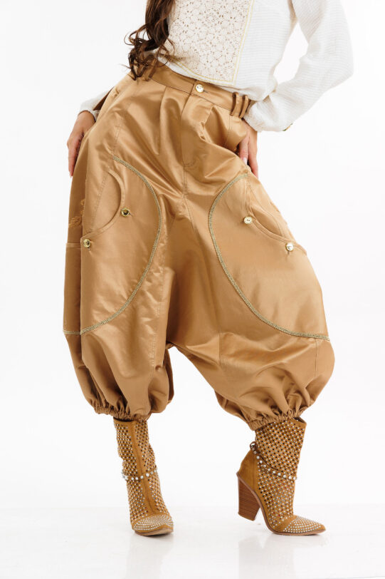 Pantalon MATHILDE ALTON aramiu cu tur lasat si buzunare. Materiale naturale, design unicat, cu broderie si aplicatii handmade