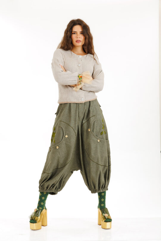Pantalon MATHILDE ALTON kaki din tercot cu tur lasat si buzunare. Materiale naturale, design unicat, cu broderie si aplicatii handmade