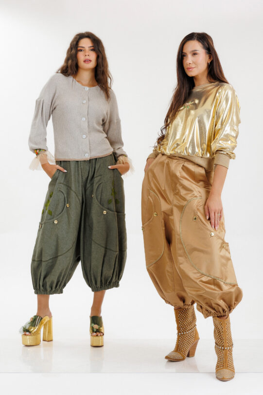 Pantalon MATHILDE ALTON kaki din tercot cu tur lasat si buzunare. Materiale naturale, design unicat, cu broderie si aplicatii handmade