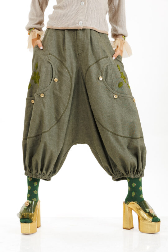 Pantalon MATHILDE ALTON kaki din tercot cu tur lasat si buzunare. Materiale naturale, design unicat, cu broderie si aplicatii handmade