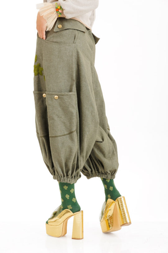 Pantalon MATHILDE ALTON kaki din tercot cu tur lasat si buzunare. Materiale naturale, design unicat, cu broderie si aplicatii handmade