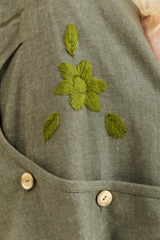 Pantalon MATHILDE ALTON kaki din tercot cu tur lasat si buzunare. Materiale naturale, design unicat, cu broderie si aplicatii handmade