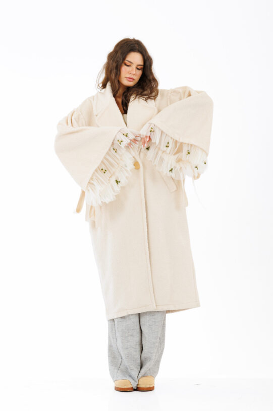 Pardesiu MATHILDE BENDIS crem din stofa cu maneca evazata. Materiale naturale, design unicat, cu broderie si aplicatii handmade