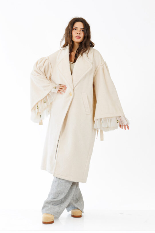 Pardesiu MATHILDE BENDIS crem din stofa cu maneca evazata. Materiale naturale, design unicat, cu broderie si aplicatii handmade