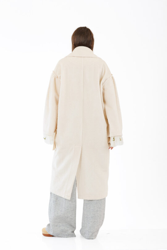Pardesiu MATHILDE BENDIS crem din stofa cu maneca evazata. Materiale naturale, design unicat, cu broderie si aplicatii handmade
