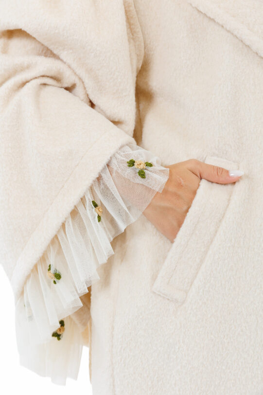 Pardesiu MATHILDE BENDIS crem din stofa cu maneca evazata. Materiale naturale, design unicat, cu broderie si aplicatii handmade