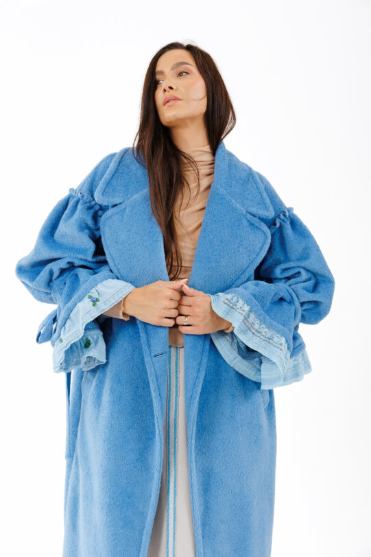 Pardesiu MATHILDE BENDIS bleu din stofa cu maneca evazata. Materiale naturale, design unicat, cu broderie si aplicatii handmade