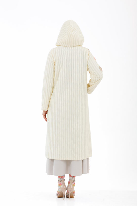 Pardesiu MATHILDE LUA CREM din tricot si matlasat cu broderie. Materiale naturale, design unicat, cu broderie si aplicatii handmade