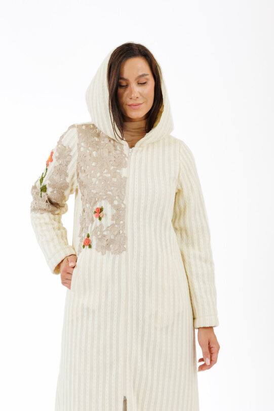 Pardesiu MATHILDE LUA CREM din tricot si matlasat cu broderie. Materiale naturale, design unicat, cu broderie si aplicatii handmade