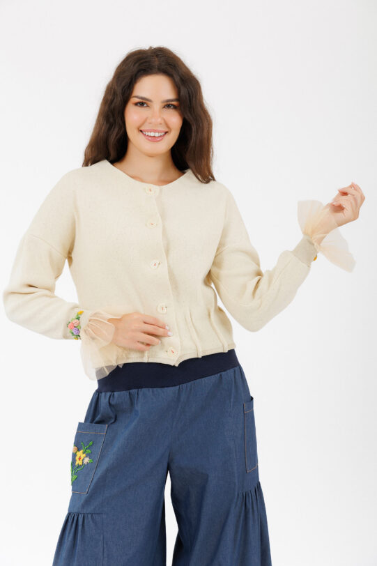 Pulover MATHILDE BETY crem din lana cu mansete brodate. Materiale naturale, design unicat, cu broderie si aplicatii handmade