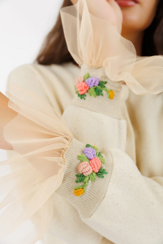 Pulover MATHILDE BETY crem din lana cu mansete brodate. Materiale naturale, design unicat, cu broderie si aplicatii handmade