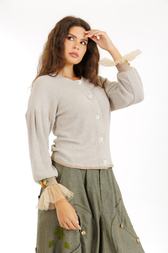 Pulover MATHILDE BETY gri din tricot cu mansete brodate. Materiale naturale, design unicat, cu broderie si aplicatii handmade