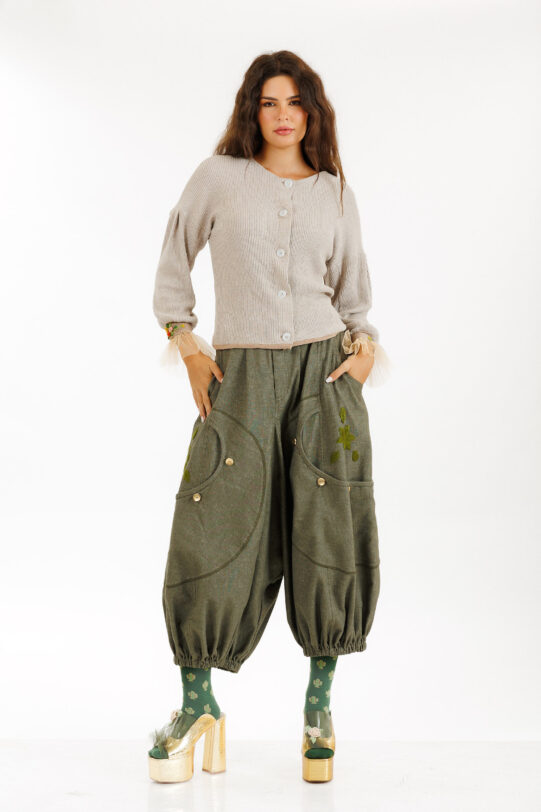 Pulover MATHILDE BETY gri din tricot cu mansete brodate. Materiale naturale, design unicat, cu broderie si aplicatii handmade