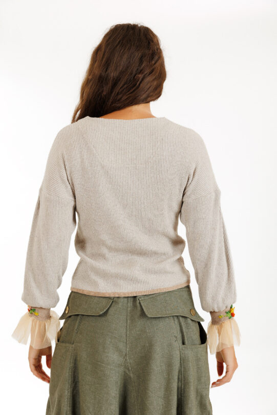 Pulover MATHILDE BETY gri din tricot cu mansete brodate. Materiale naturale, design unicat, cu broderie si aplicatii handmade