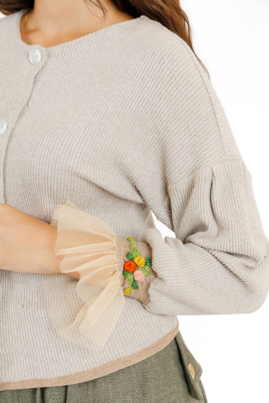 Pulover MATHILDE BETY gri din tricot cu mansete brodate. Materiale naturale, design unicat, cu broderie si aplicatii handmade