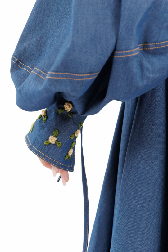 Rochia MATHILDE ALBA din blug cu maneca bufanta. Materiale naturale, design unicat, cu broderie si aplicatii handmade
