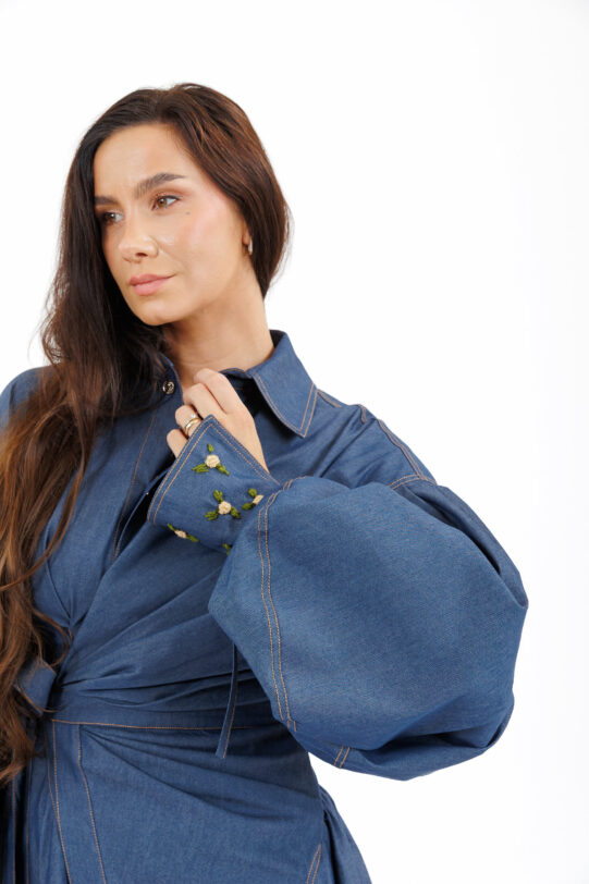 Rochia MATHILDE ALBA din blug cu maneca bufanta. Materiale naturale, design unicat, cu broderie si aplicatii handmade