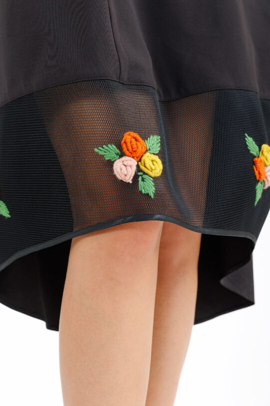 Rochia MATHILDE LUELA neagra din jerse cu broderie florala. Materiale naturale, design unicat, cu broderie si aplicatii handmade