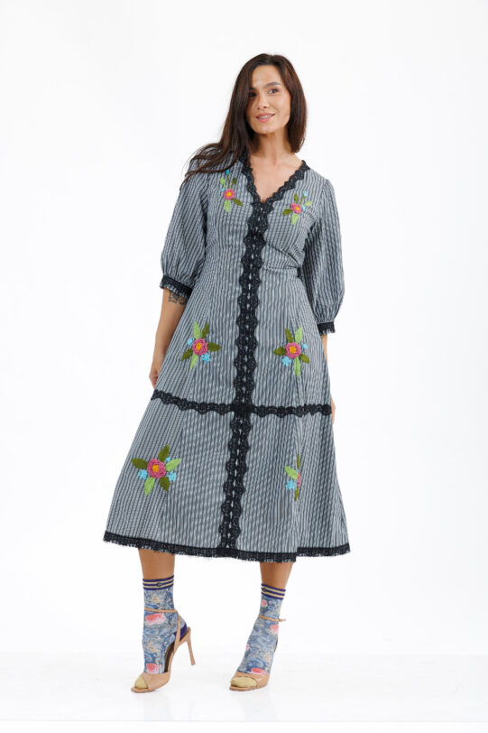 Rochie MATHILDE ALICIA gri din poplin cu dungi. Materiale naturale, design unicat, cu broderie si aplicatii handmade