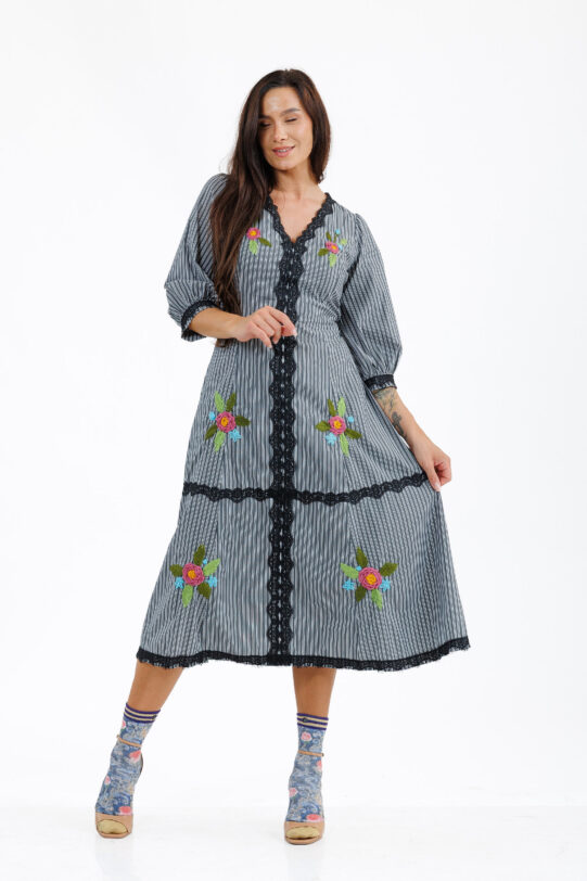 Rochie MATHILDE ALICIA gri din poplin cu dungi. Materiale naturale, design unicat, cu broderie si aplicatii handmade