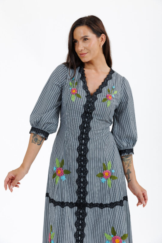 Rochie MATHILDE ALICIA gri din poplin cu dungi. Materiale naturale, design unicat, cu broderie si aplicatii handmade