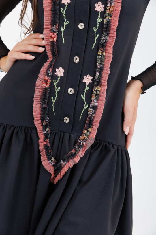 Rochie MATHILDE ELINA26 din jerse negru cu volanas. Materiale naturale, design unicat, cu broderie si aplicatii handmade