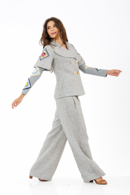 Sacou MATHILDE KENA din stofa gri cu maneca din jerse. Materiale naturale, design unicat, cu broderie si aplicatii handmade