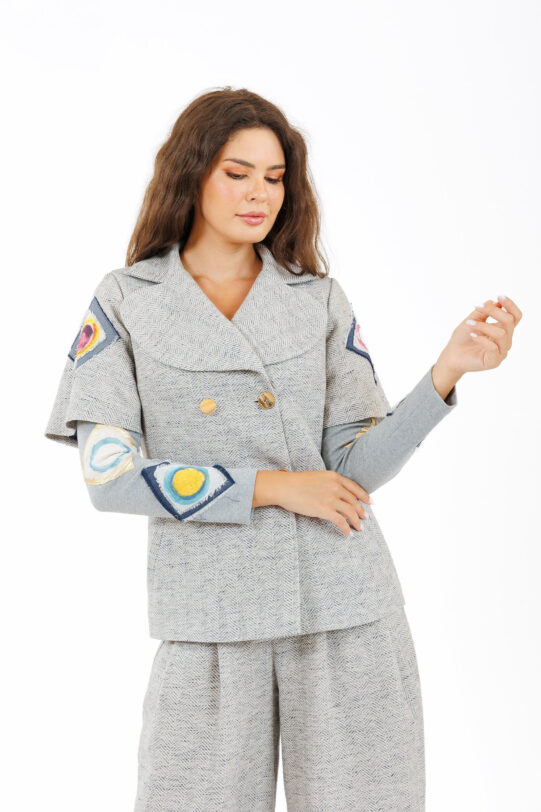 Sacou MATHILDE KENA din stofa gri cu maneca din jerse. Materiale naturale, design unicat, cu broderie si aplicatii handmade