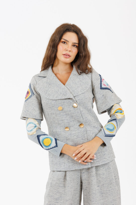 Sacou MATHILDE KENA din stofa gri cu maneca din jerse. Materiale naturale, design unicat, cu broderie si aplicatii handmade