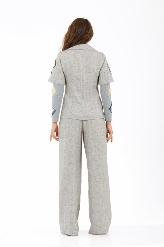 Sacou MATHILDE KENA din stofa gri cu maneca din jerse. Materiale naturale, design unicat, cu broderie si aplicatii handmade