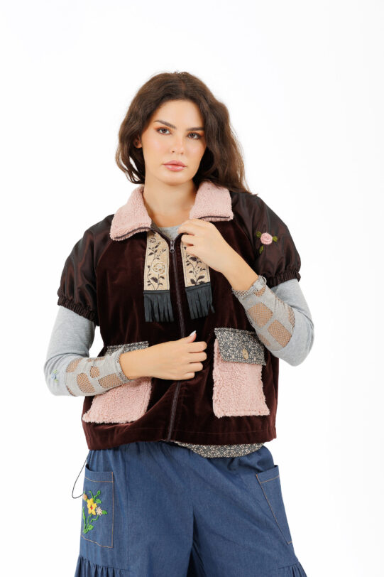 Vesta MATHILDE XELA maro din catifea cu buzunare roz. Materiale naturale, design unicat, cu broderie si aplicatii handmade