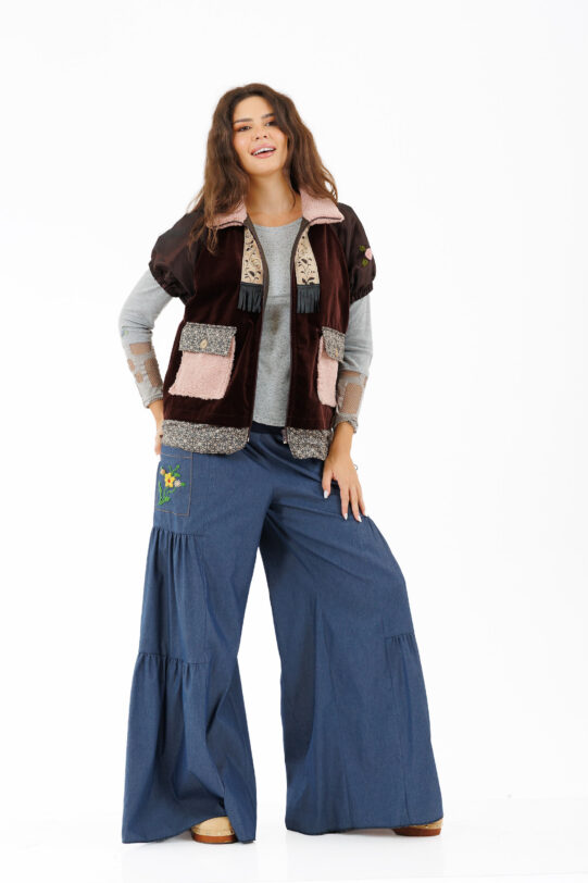 Vesta MATHILDE XELA maro din catifea cu buzunare roz. Materiale naturale, design unicat, cu broderie si aplicatii handmade