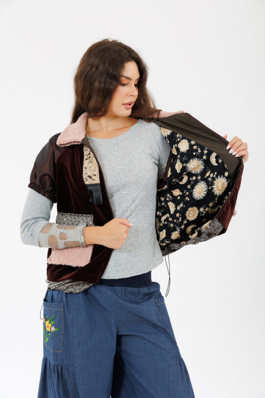 Vesta MATHILDE XELA maro din catifea cu buzunare roz. Materiale naturale, design unicat, cu broderie si aplicatii handmade