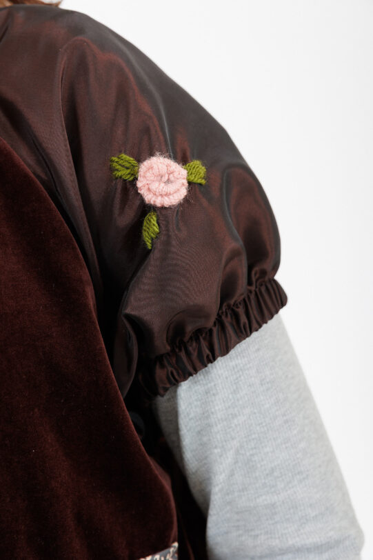 Vesta MATHILDE XELA maro din catifea cu buzunare roz. Materiale naturale, design unicat, cu broderie si aplicatii handmade