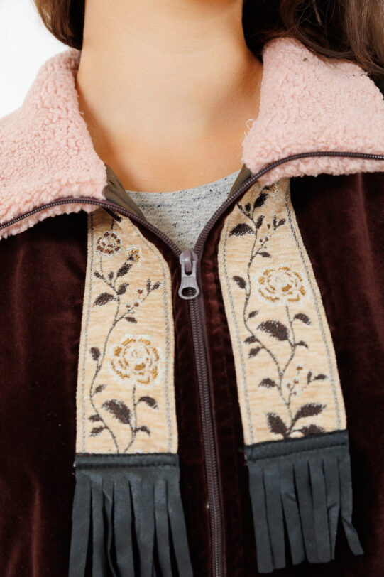 Vesta MATHILDE XELA maro din catifea cu buzunare roz. Materiale naturale, design unicat, cu broderie si aplicatii handmade