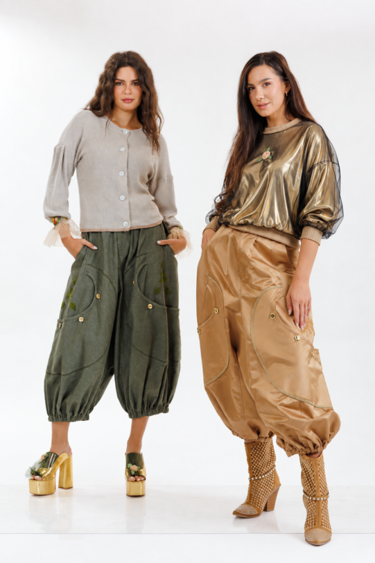 Bluza MATHILDE RISA aurie din jerse cu broderie. Materiale naturale, design unicat, cu broderie si aplicatii handmade