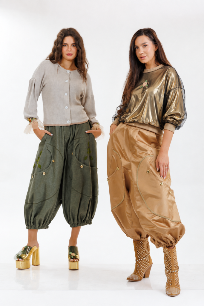 Bluza MATHILDE RISA aurie din jerse cu broderie. Materiale naturale, design unicat, cu broderie si aplicatii handmade