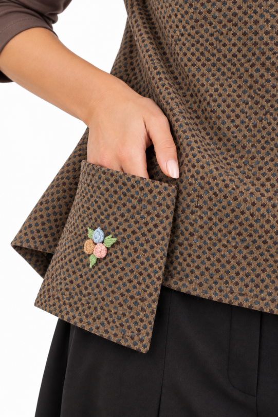 Bluza MATHILDE HAZEL din tricot maro cu buzunare si guler. Materiale naturale, design unicat, cu broderie si aplicatii handmade