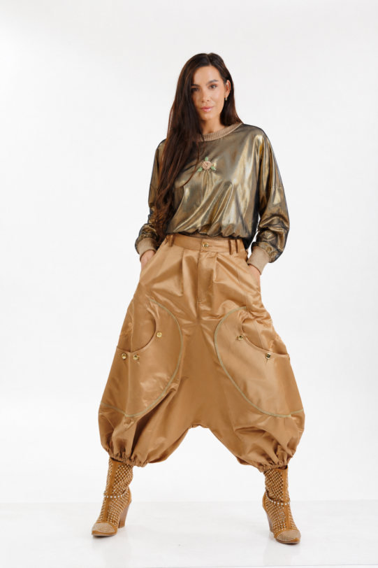 Pantalon MATHILDE ALTON aramiu cu tur lasat si buzunare. Materiale naturale, design unicat, cu broderie si aplicatii handmade