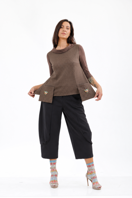 Bluza MATHILDE HAZEL din tricot maro cu buzunare si guler. Materiale naturale, design unicat, cu broderie si aplicatii handmade