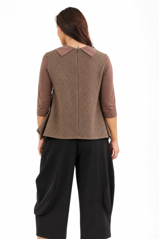 Bluza MATHILDE HAZEL din tricot maro cu buzunare si guler. Materiale naturale, design unicat, cu broderie si aplicatii handmade