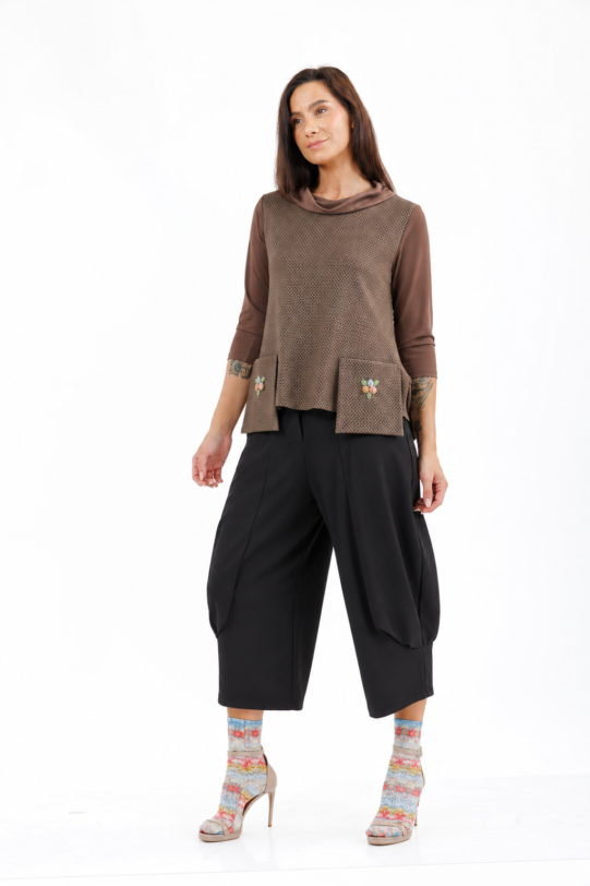 Bluza MATHILDE HAZEL din tricot maro cu buzunare si guler. Materiale naturale, design unicat, cu broderie si aplicatii handmade