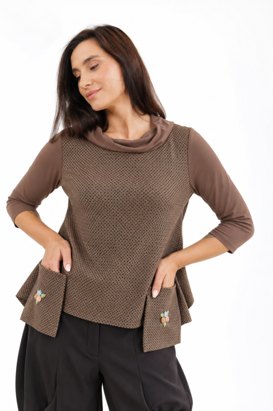 Bluza MATHILDE HAZEL din tricot maro cu buzunare si guler. Materiale naturale, design unicat, cu broderie si aplicatii handmade